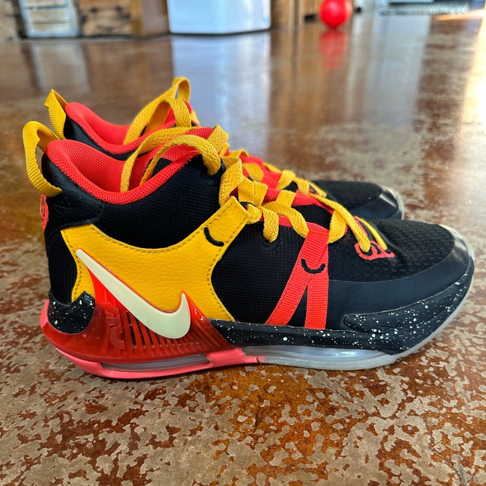LeBron Witness 7 GS 'Black Bright Crimson Speckled